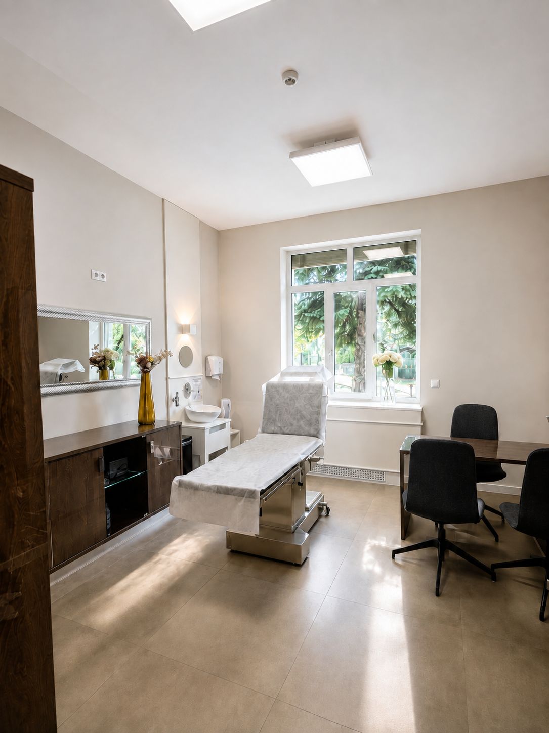 Kezelőszoba a klinikán, íróasztallal