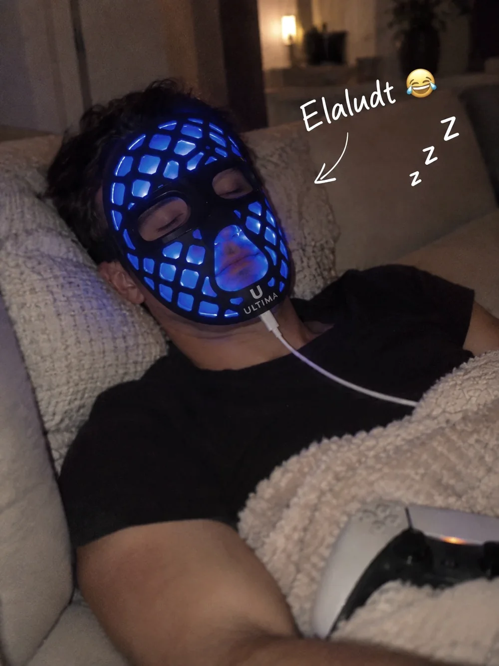 Vásárlónk elaludt a maszkban a kanapén, a kék fény bekapcsolva