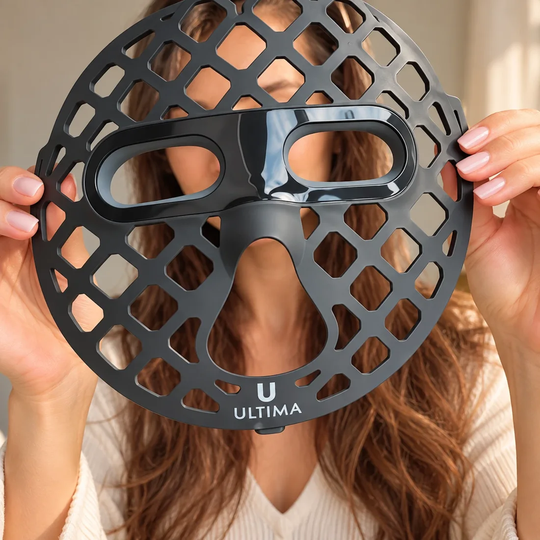 Az ULTIMA LED Beauty Mask kézben, kikapcsolt állapotban